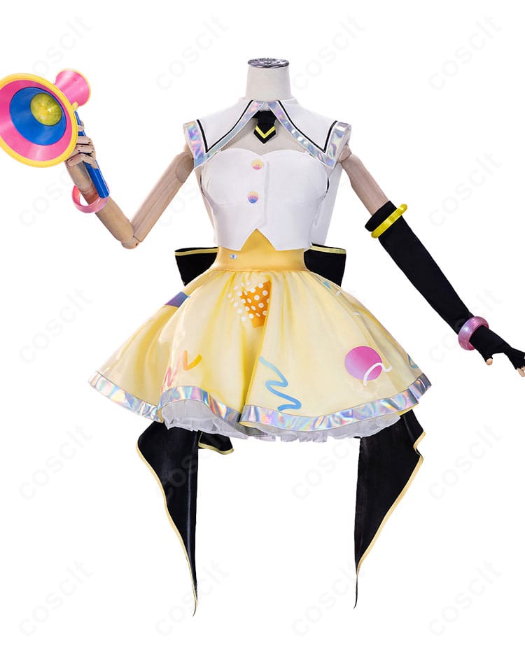 トップス正面の装飾ディテール。つけ襟とスカーフの配置、ボタン周りの縫製が分かるアップ