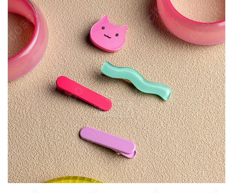 ヘアアクセサリーのアップ。髪飾りの形状、留め具の仕様と光沢を示すディテール写真