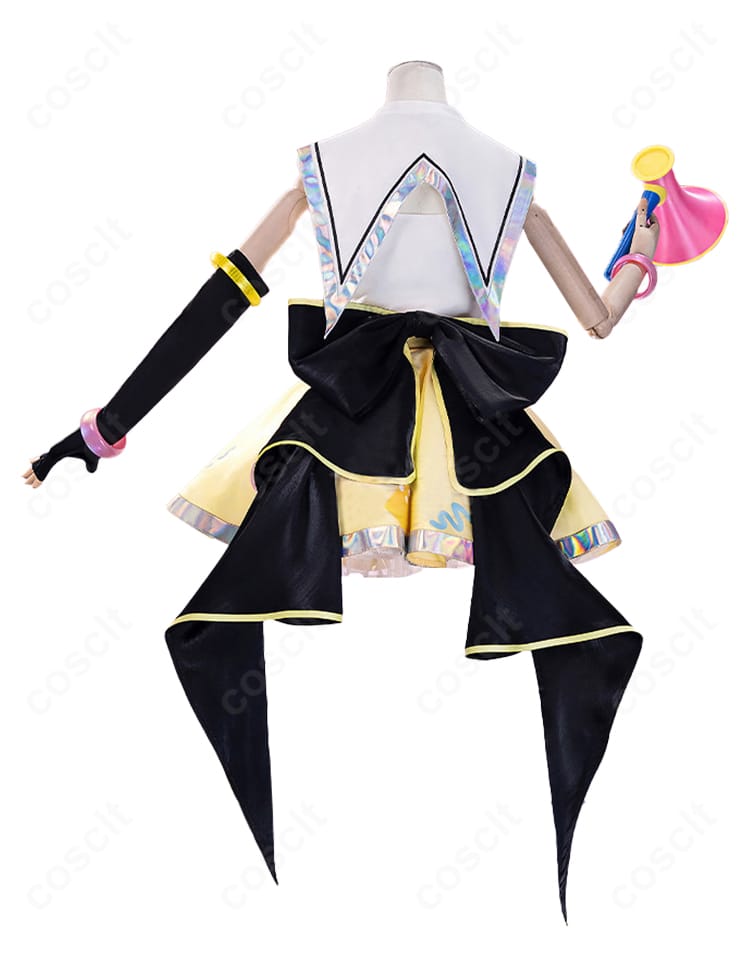 背面装飾のディテール。背部リボンの形状と固定位置、ステッチワークを示すクローズアップ