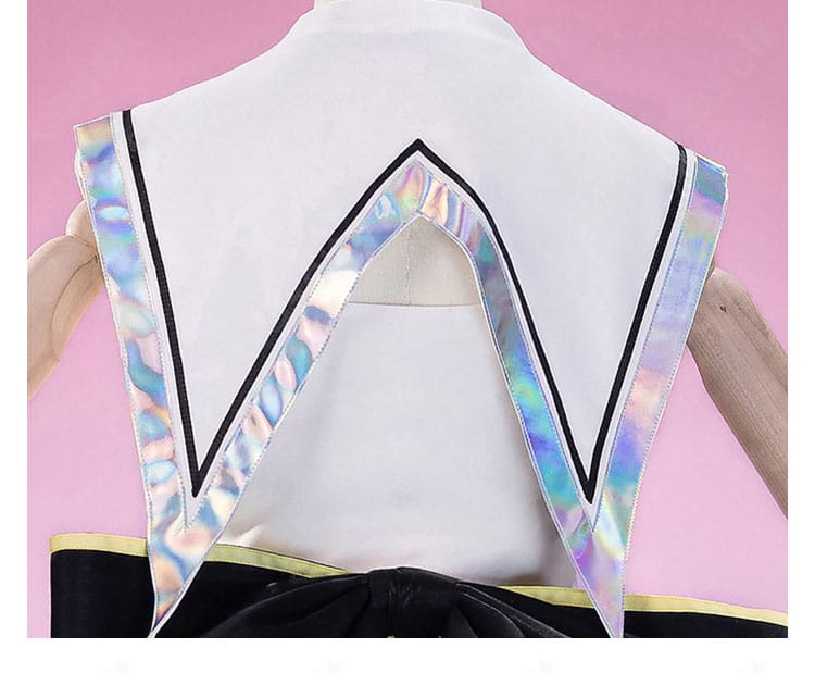 披肩・ケープ風パーツの装飾ディテール。生地の落ち感と縁取りの質感が分かるアップ