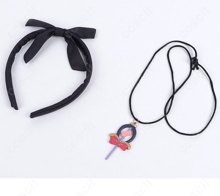 髪飾りとネックレスの近接写真。セット付属アクセの質感とサイズ感を明瞭に表現