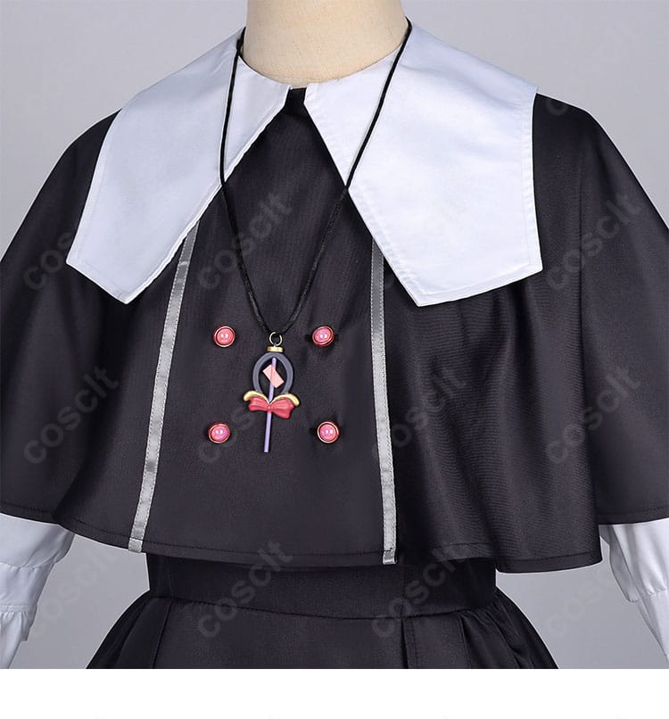 ネックレスと襟まわりのディテール。上品な装飾と縫製の整いをクローズアップ