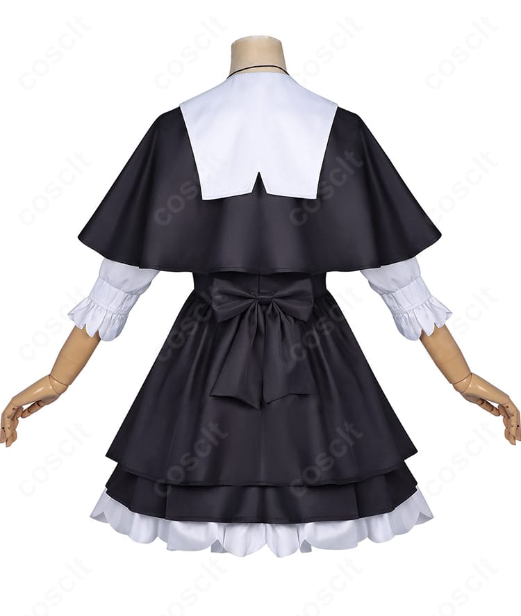 ワンピースとケープの背面。バックシルエットとケープのレイヤー構造を確認できるカット