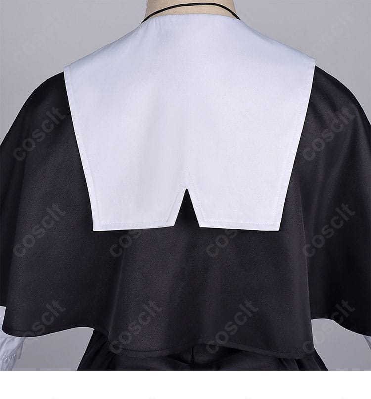 ケープの装飾部分のクローズアップ。ドレープ感と縁取りの丁寧な仕上げを強調