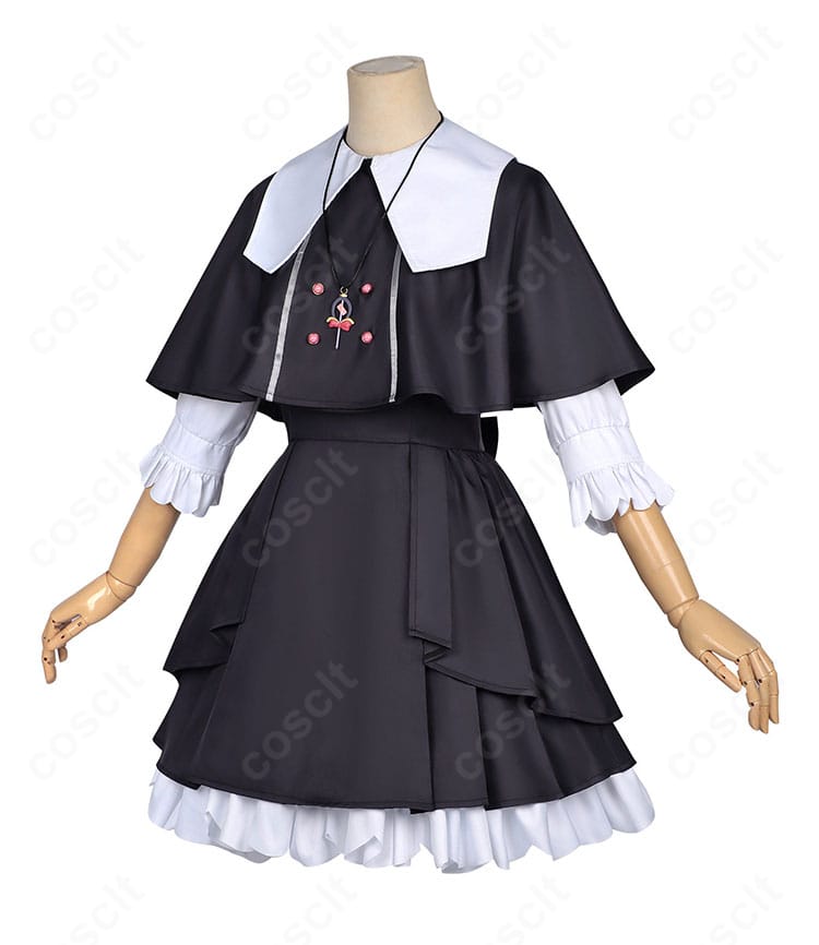 ワンピースとケープの側面。ドレープの落ち感とウエストラインの美しさを示す角度