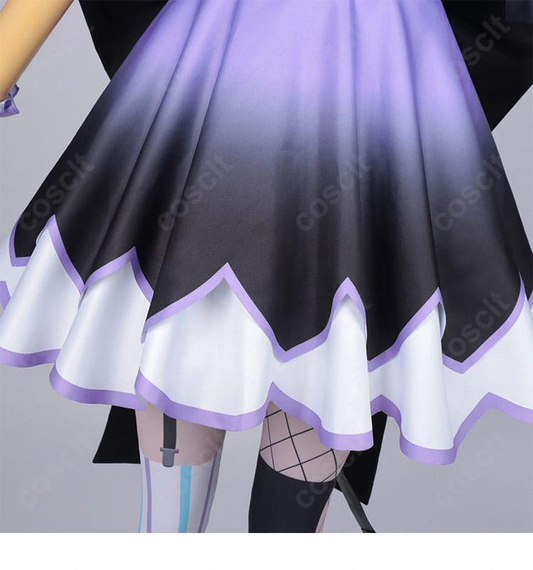 スカート裾のフレア感とトリミングの装飾ディテール