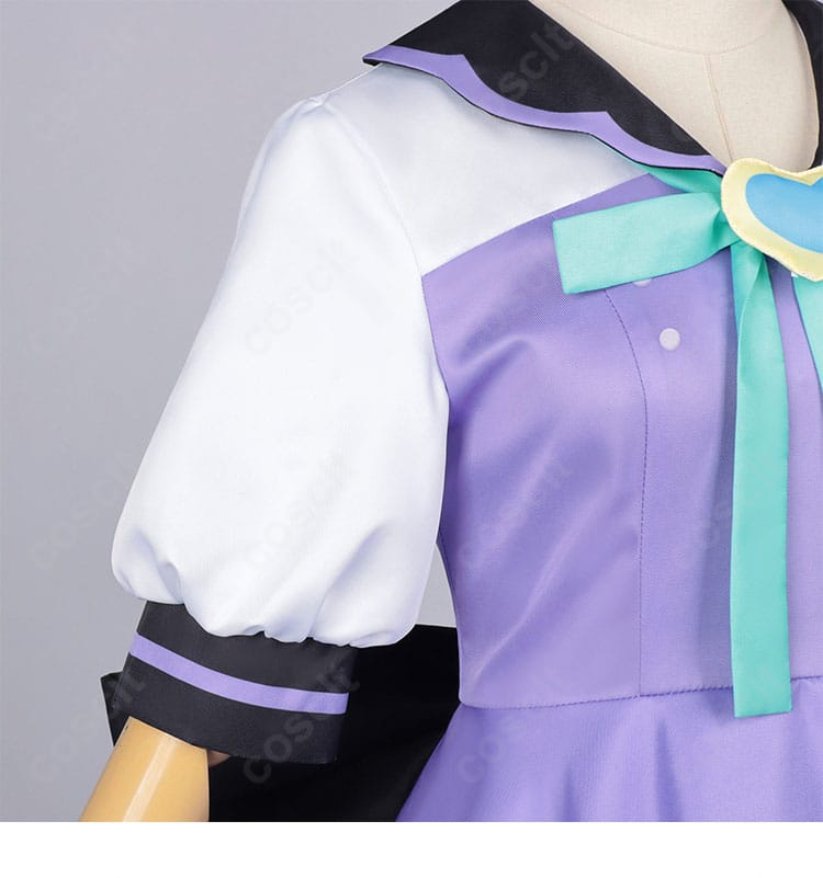 肩口と袖口のフリル・パイピング装飾の近接ディテール