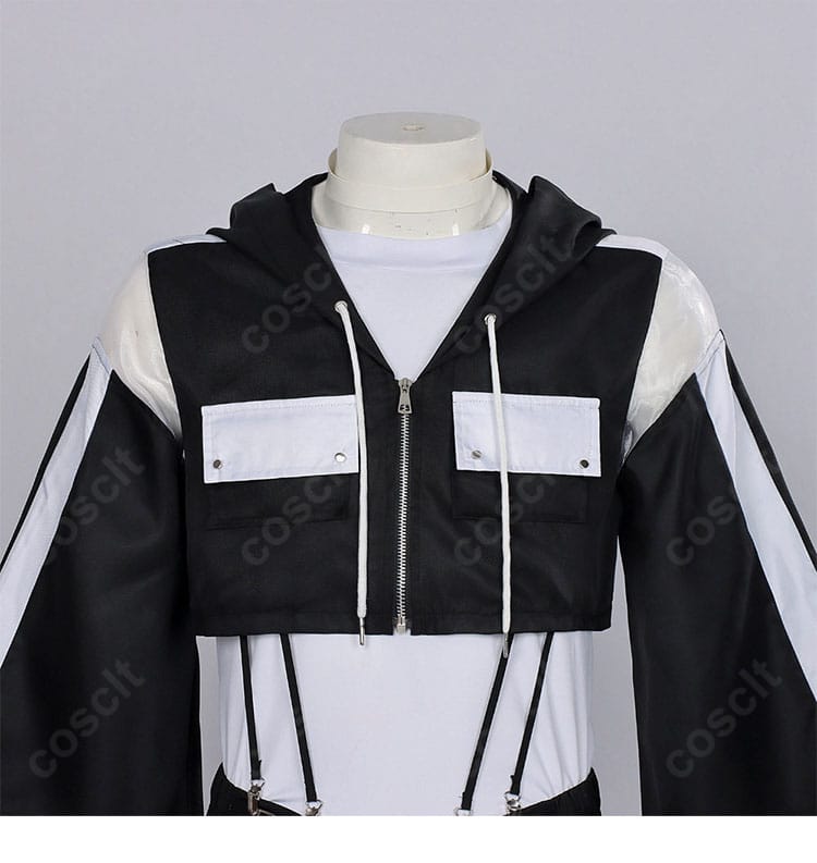 ジャケットの襟元とチョーカーの装飾ディテールが見える接写