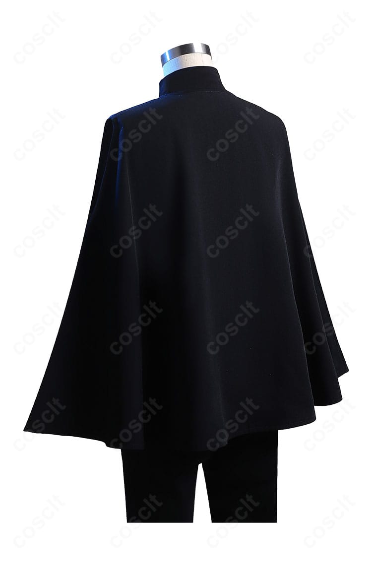 外套(マント)背面ディテール。生地の質感とプリーツの入り方を拡大表示