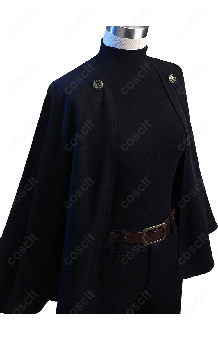 肩と袖口の装飾ディテール。マント付け根の留め具と縫製をクローズアップ