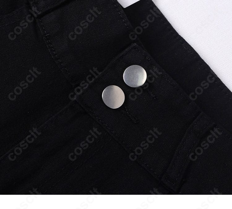 ズボンの装飾とシルエット。センターラインと裾の仕上げを確認