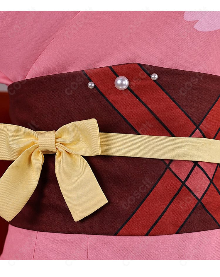 コルセットベルトと腰周り装飾のクローズアップ。留め具とステッチの質感が見える