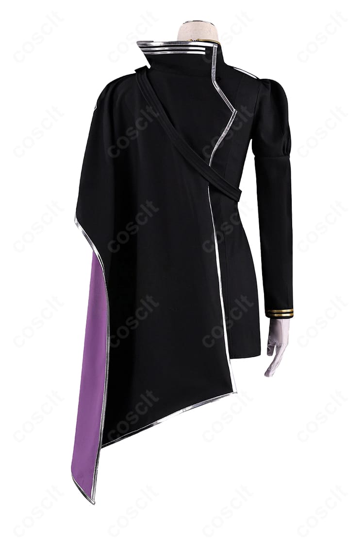 リリーバイス衣装の背面。マントの落ち感と背面ライン、肩ベルトの配置が分かるディテール