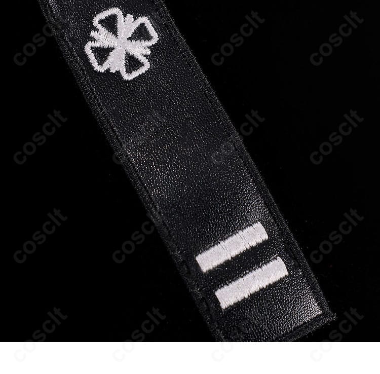 肩飾り・肩章風ディテールの近接写真。立体装飾と固定ループの構造が分かる