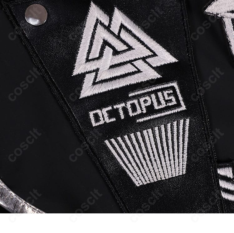 衣襟に配されたエンブレム調装飾のクローズアップ。金属風パーツの質感と縫製を確認