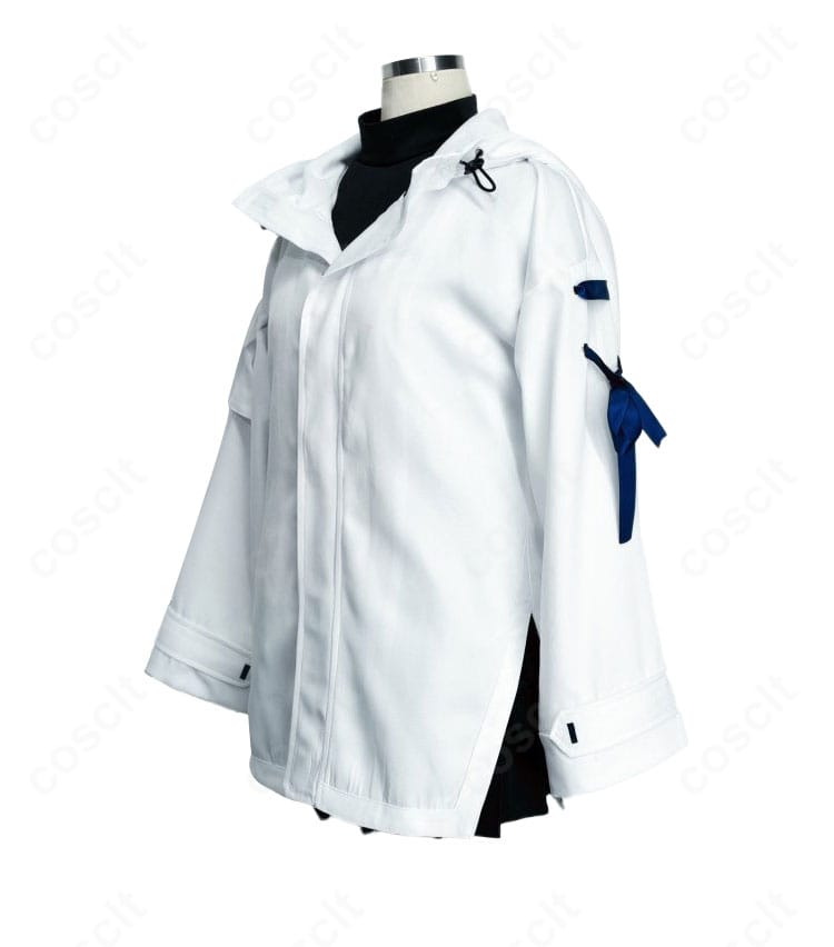 立木マイア 制服コスプレの側面。コートのハリ感とスカートラインを確認できる画像