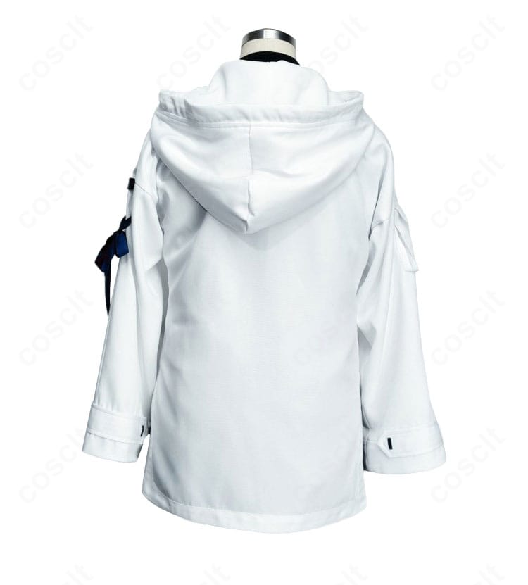 立木マイア 制服コスプレの背面。背中のシルエットと裾の落ち感が分かる画像