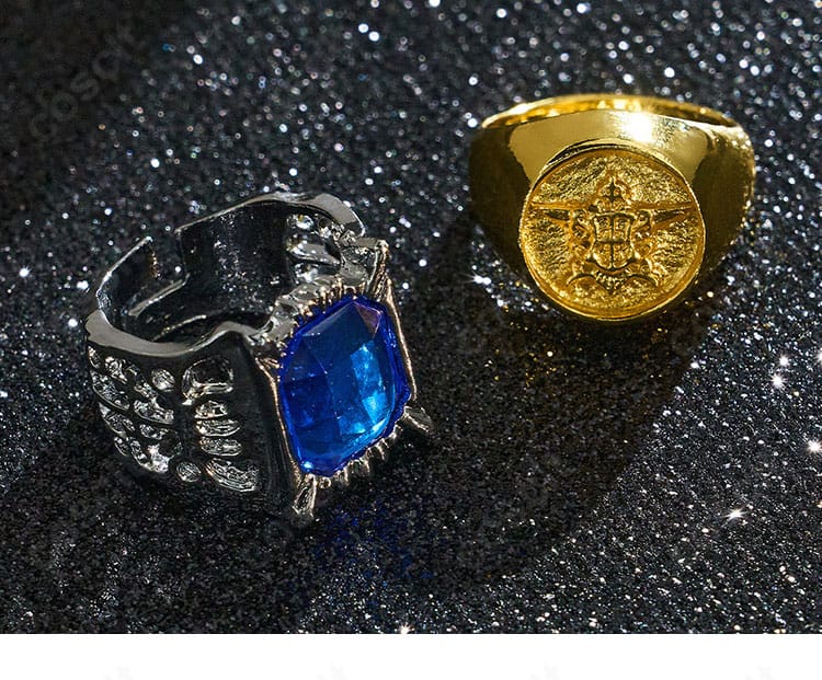 家紋モチーフの指輪ディテール。質感と刻印の見え方、指への収まりをクローズアップ。