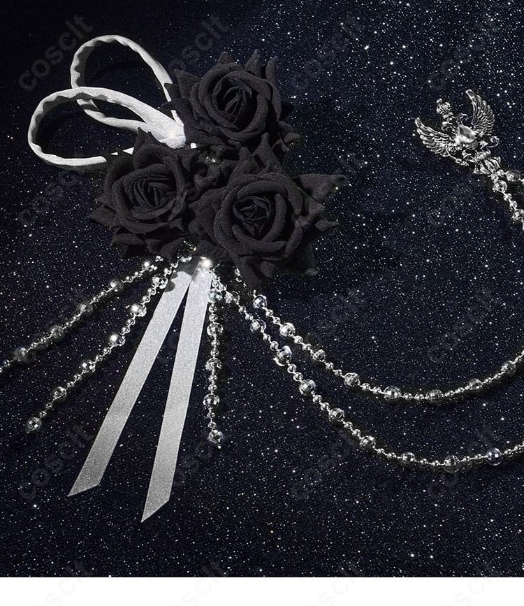 胸飾りのアップ。リボンワークと装飾パーツの配置、縁取りのコントラストが分かる画像。