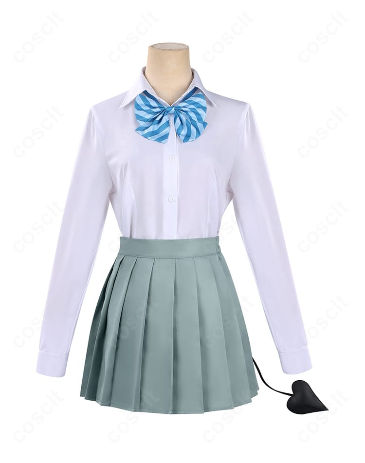 シャツとスカートの装飾ディテール接写。プリーツの整いとステッチワークが見えるカット