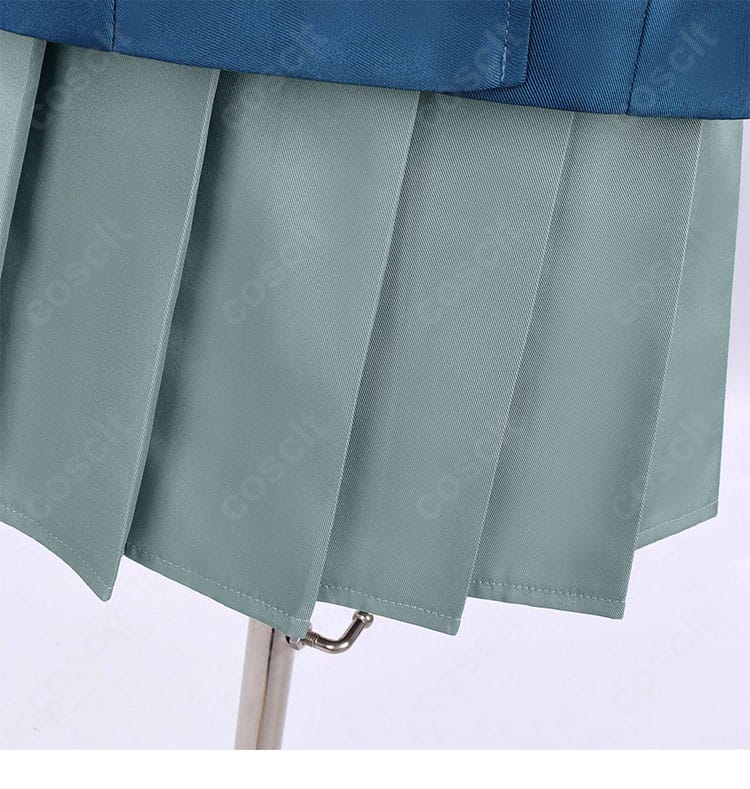 プリーツスカートの生地感と裾の始末を写したディテール