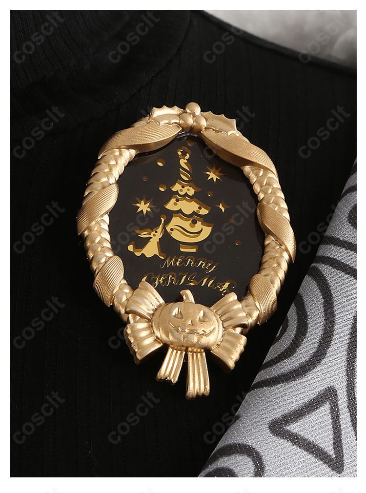 胸飾りブローチの質感と留め具のディテール接写