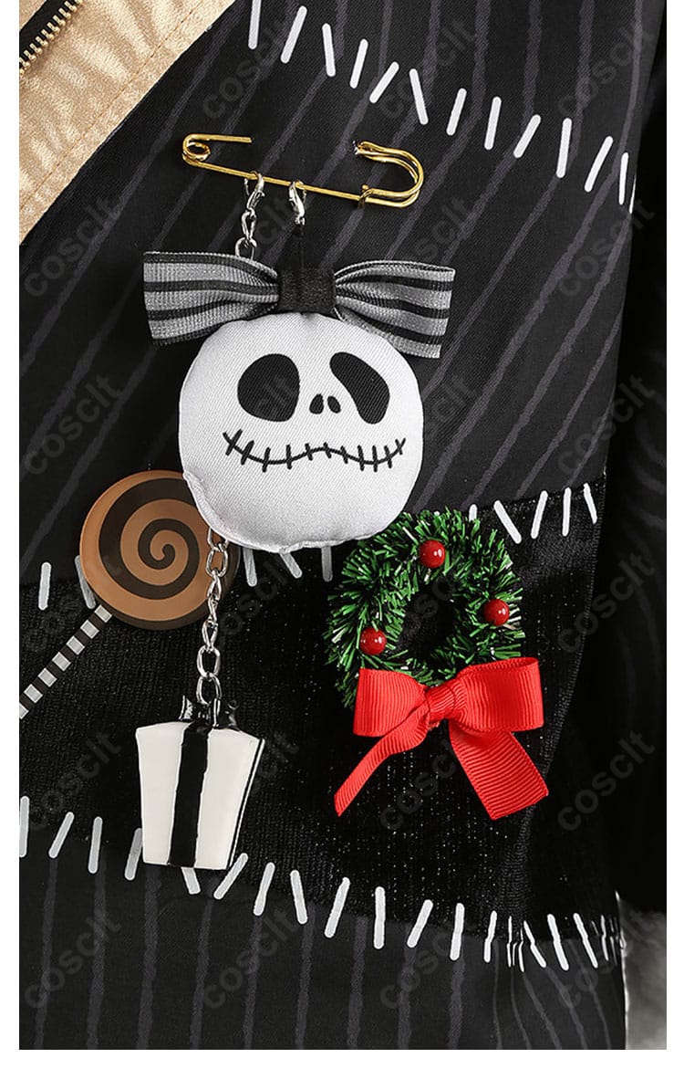 胸元に下がるチェーン風掛け飾りの固定方法と意匠の接写