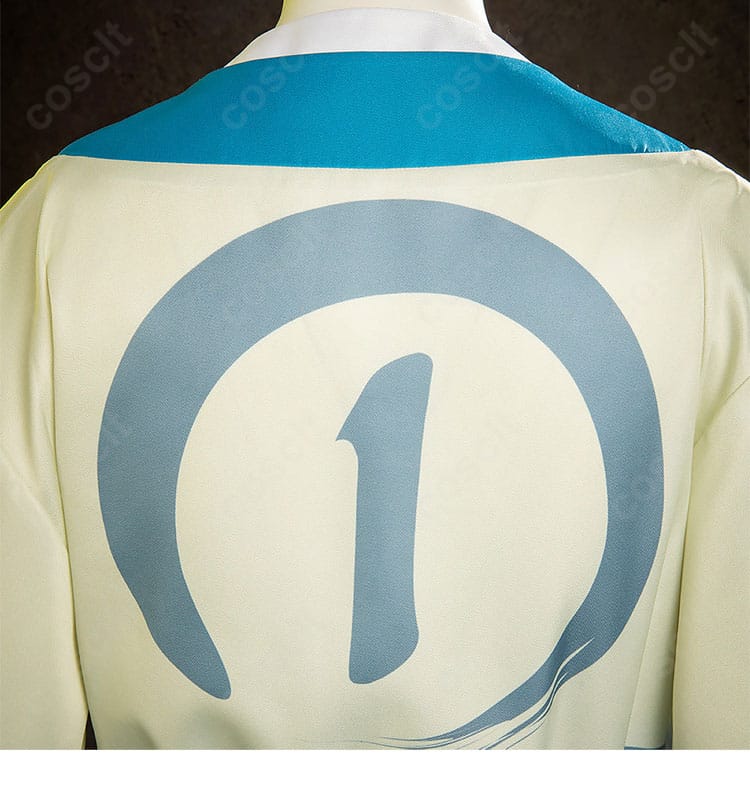 背面下部の装飾とドレープ感、シルエット保持の様子を示す詳細