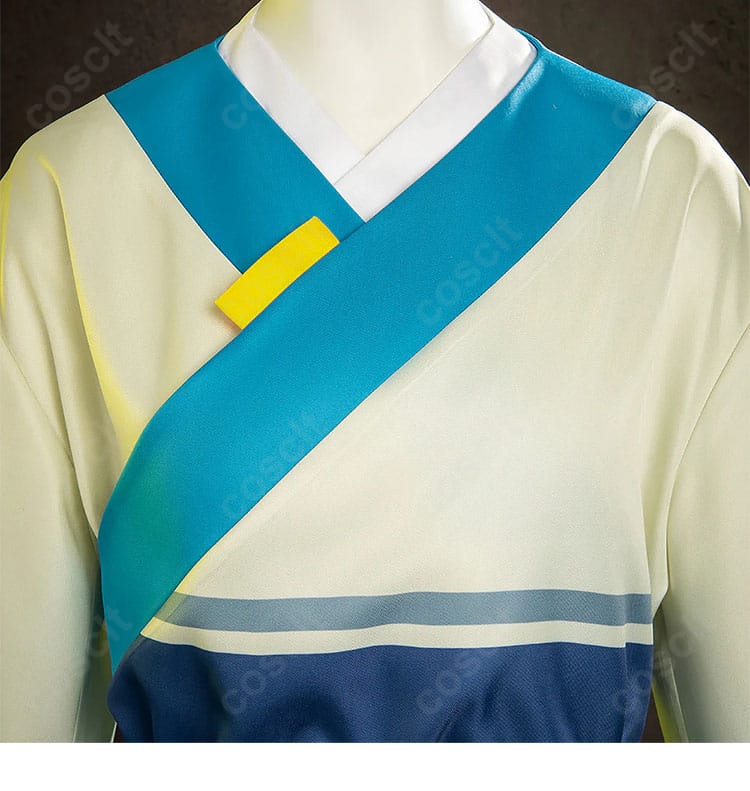 斜め合わせの襟元ディテールと留め具の構造が分かるアップ