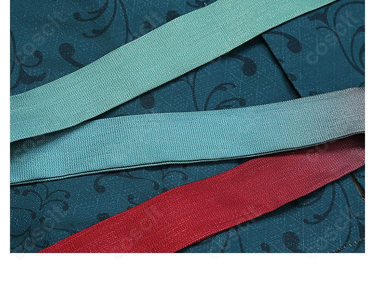 付属品ディテール：ベルトと腰チェーンの固定構造