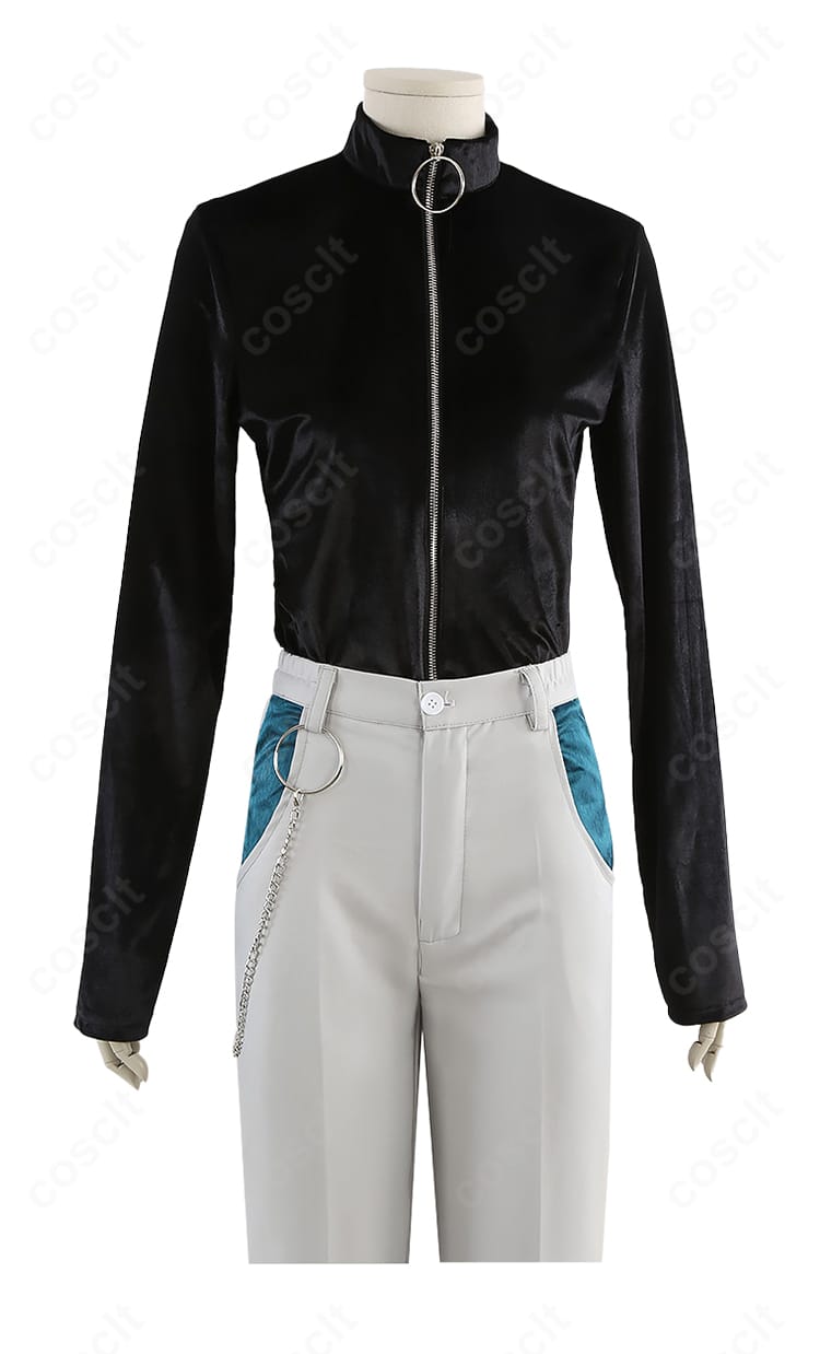 インナー黒長袖の素材感と首周りのフィット感