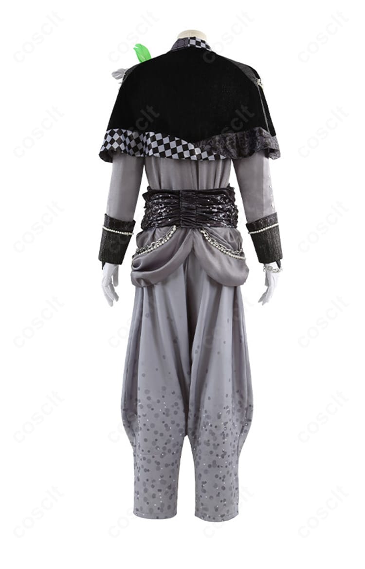 千 10周年記念コスチュームの背面ビュー（マントの落ち感とシルエット）