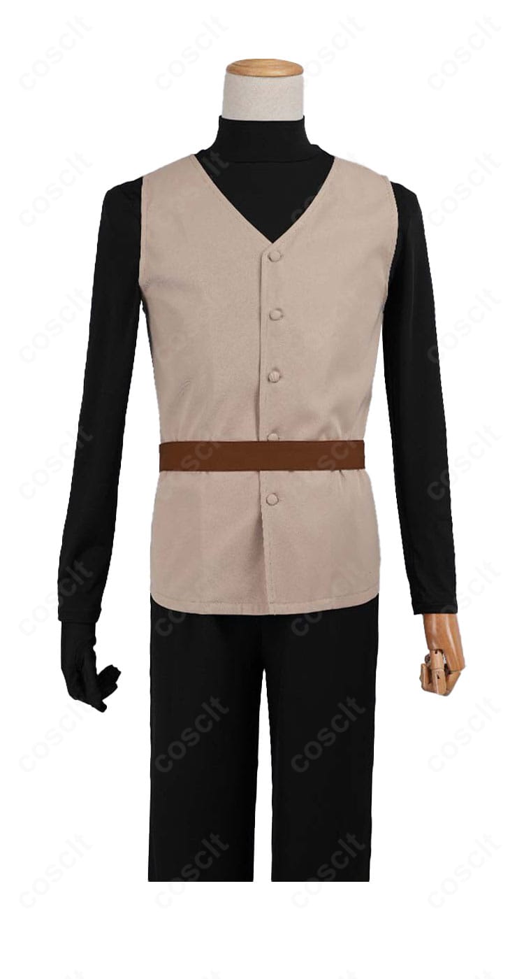 衣装背面ディテール。マントの留め具と背中のシルエットを強調