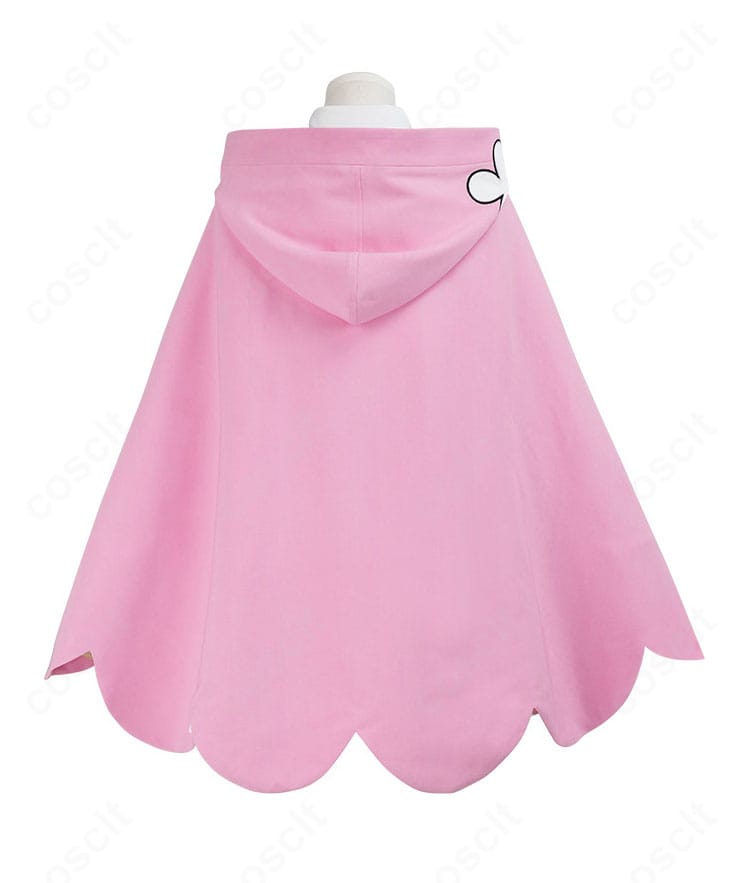 衣装背面の装飾ディテール。マントのドレープと背面ライン、スカートのプリーツ