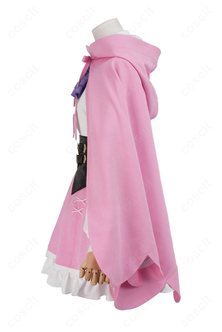 衣装左側の装飾ディテール。マントの縁取りとスカーフ、ヘアピン位置の近接アップ