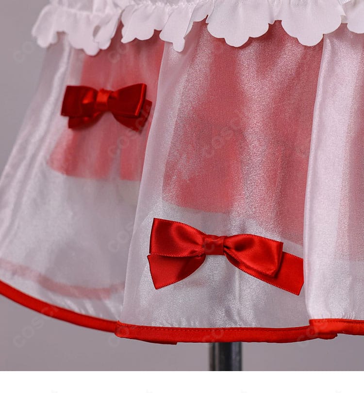 カーディガンに付く赤いリボン装飾のアップ