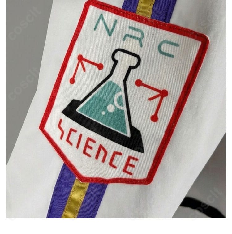 袖の徽章装飾アップ。徽章の図案、縁取り、取り付け位置と角度が分かるディテール写真。