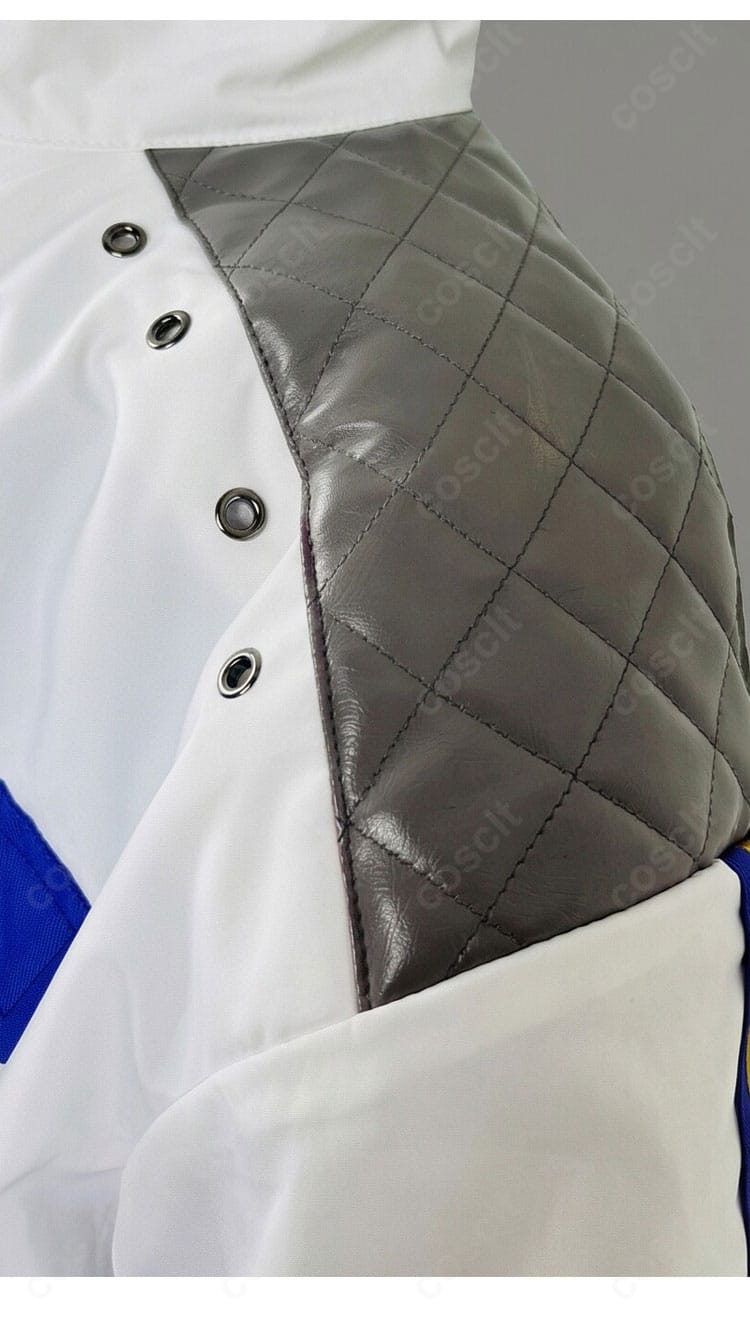 コート肩周りの装飾ディテール。エポーレット風の切り替えと肩線の仕立て、立体感を強調した画像。