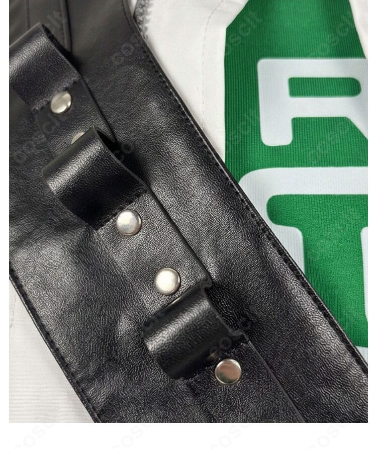 斜め掛けショルダーストラップのディテール。金具の質感、幅、長さ調整機構と固定強度を示す近接画像。