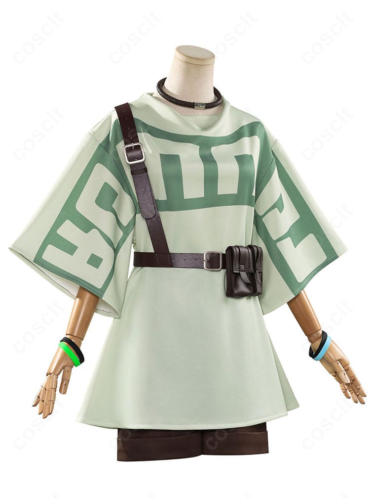 レムリン衣装の側面。レッグカバーのラインとシルエットのシャープさを確認できるサイドビュー。