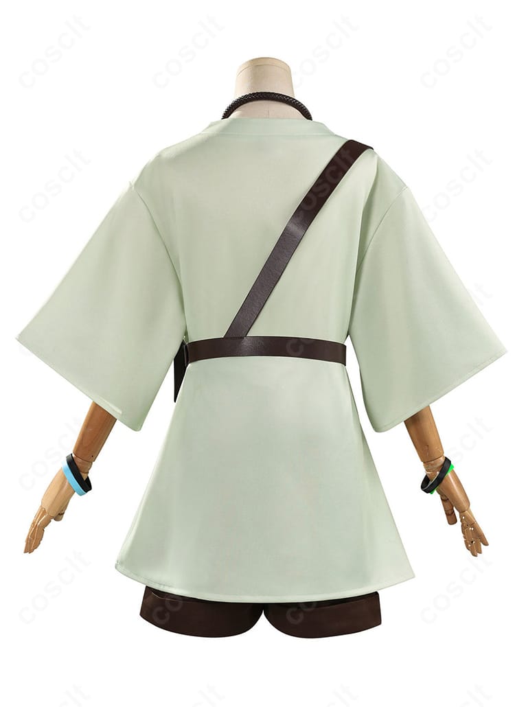 レムリン衣装の背面。後ろ開閉部やウエストポーチ位置、背面装飾の配置がわかるバックビュー。