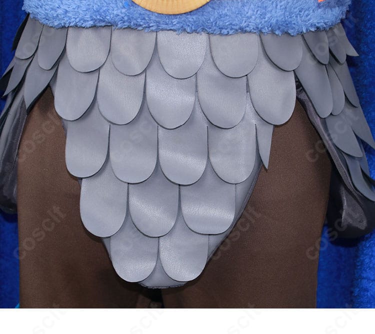 裾装飾と生地のハリ感、ステッチワークの接写