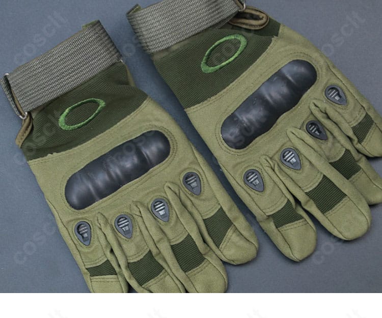 手袋の素材感と甲部分の装飾、可動部のカッティングが分かる近接画像