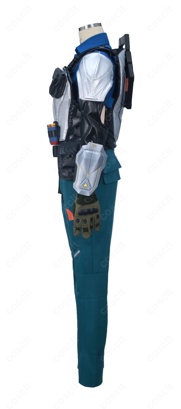 袖口とワッペンなど腕部装飾のディテールが分かる近接画像