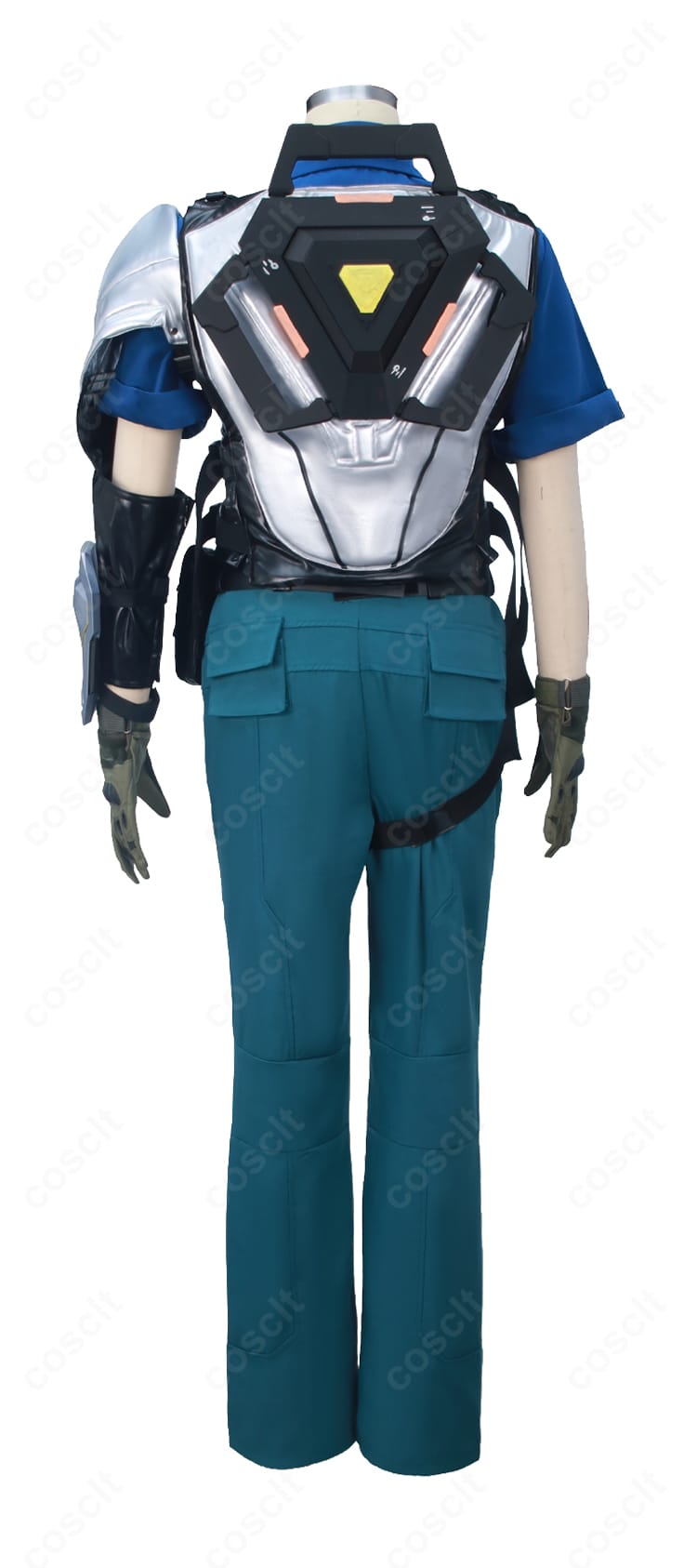 背面のベスト形状とベルト取り回し、背面装飾の配置が分かる画像