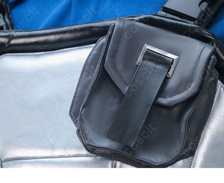 胸飾りの形状と取り付け位置、質感が分かる近接画像