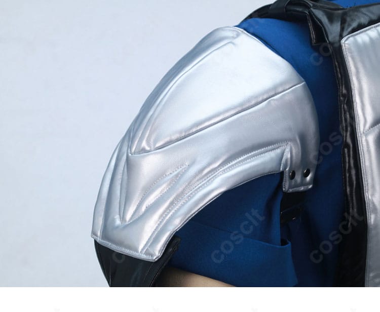 肩鎧の造形と固定ストラップの構造が分かるディテール画像