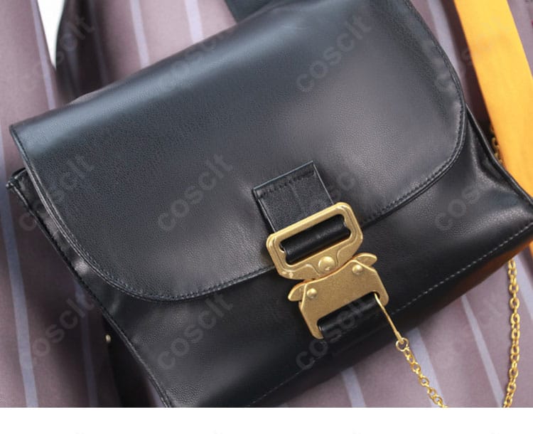 右腰のウエストポーチ装飾と金具ディテール