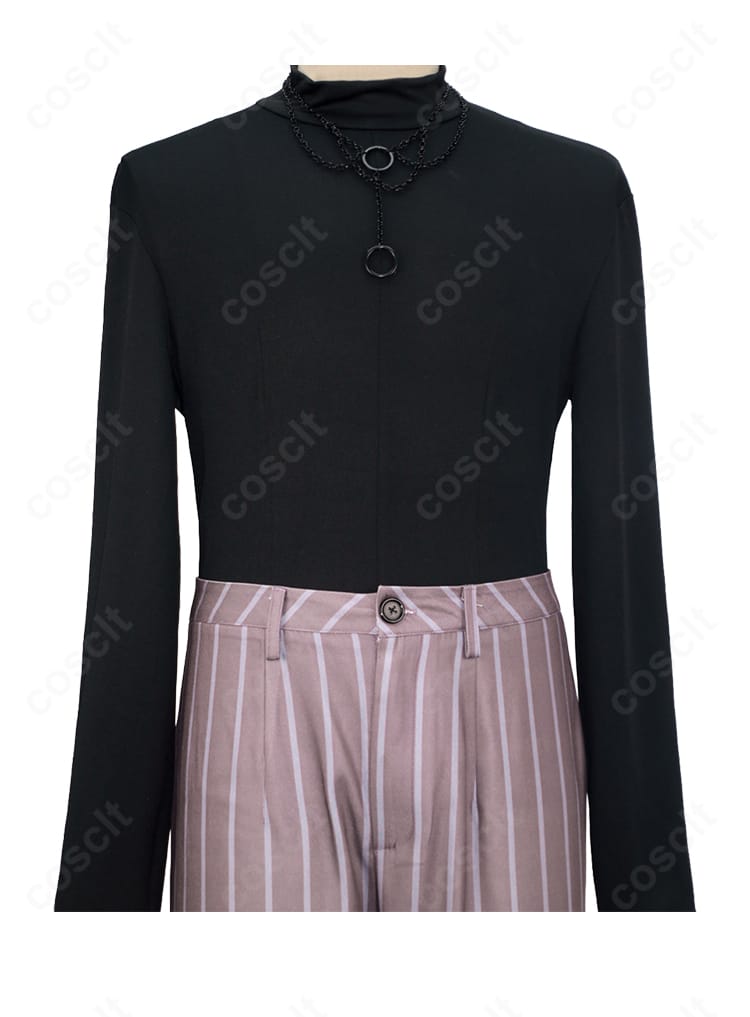 長袖インナーの前面ディテールと胸元の装飾ステッチ