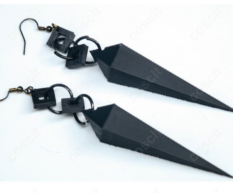 耳飾りの形状と質感、装着パーツのアップ